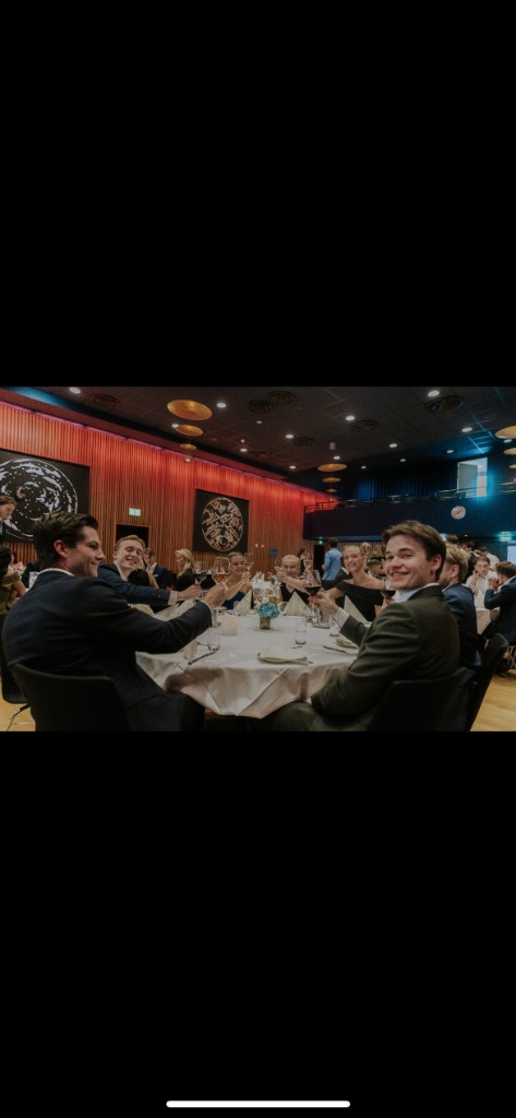 Sammen rundt bordet – middag og feiring på Start Bergen